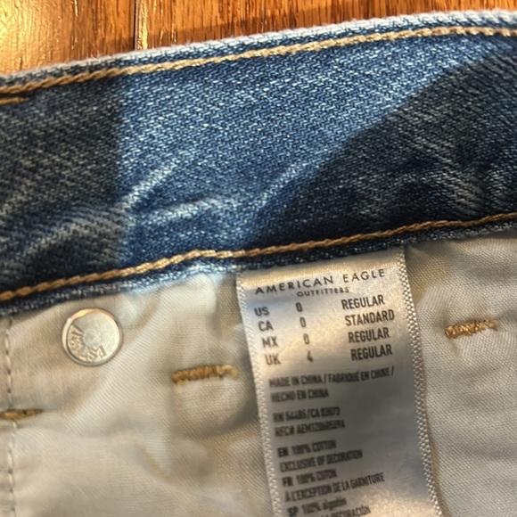 AMERICAN EAGLE mom jeans DISTRESSED  CURVY HIGH RISE IN SIZE 0 - Picture 8 of 8